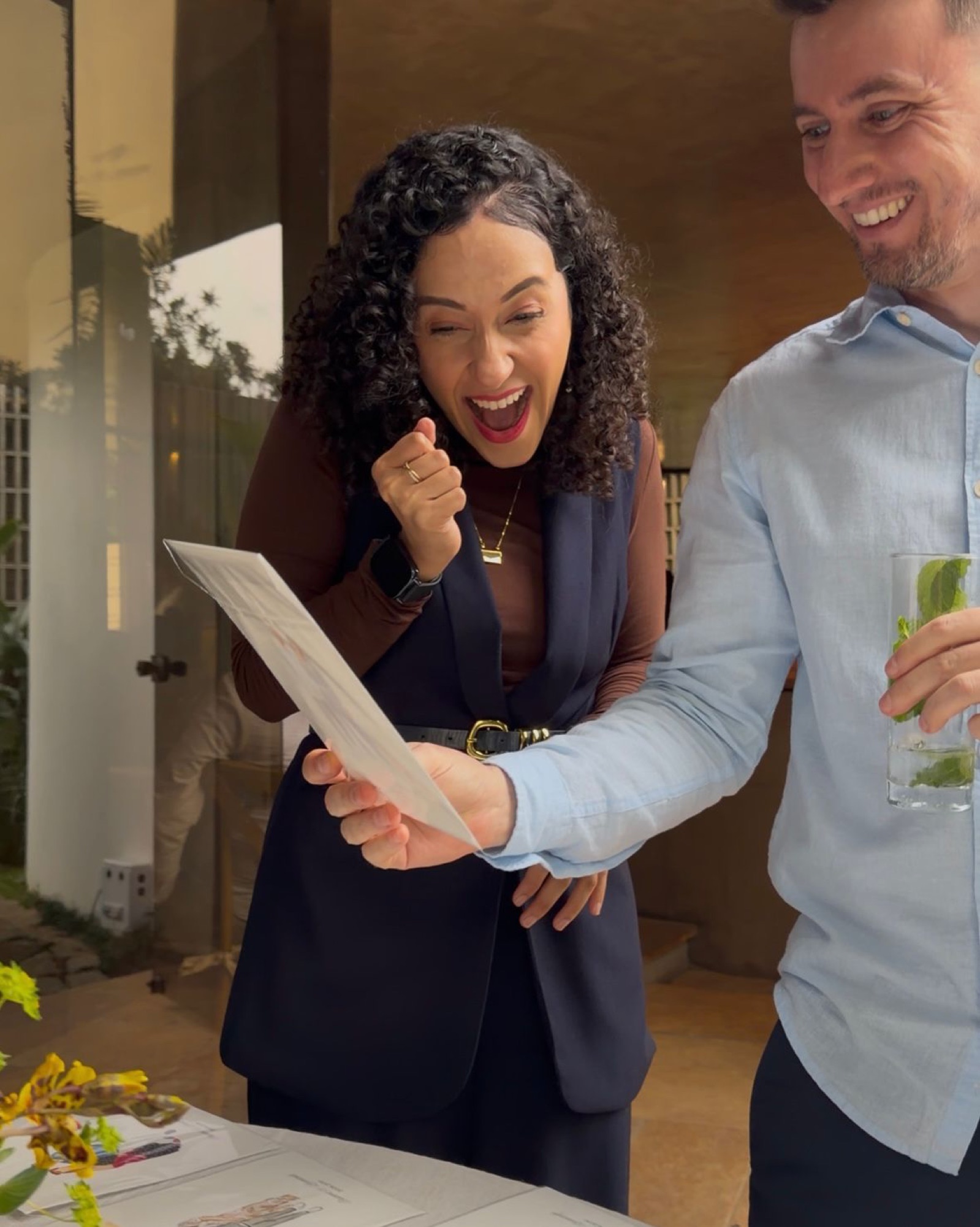 Two guests laughing as they see their own watercolour portrait for the first time · Souluarte
