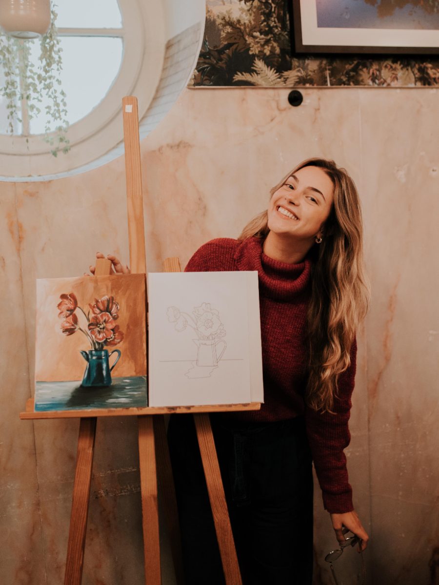 Luíza Rizzo beside the demonstration canvas and line sheet · Souluarte