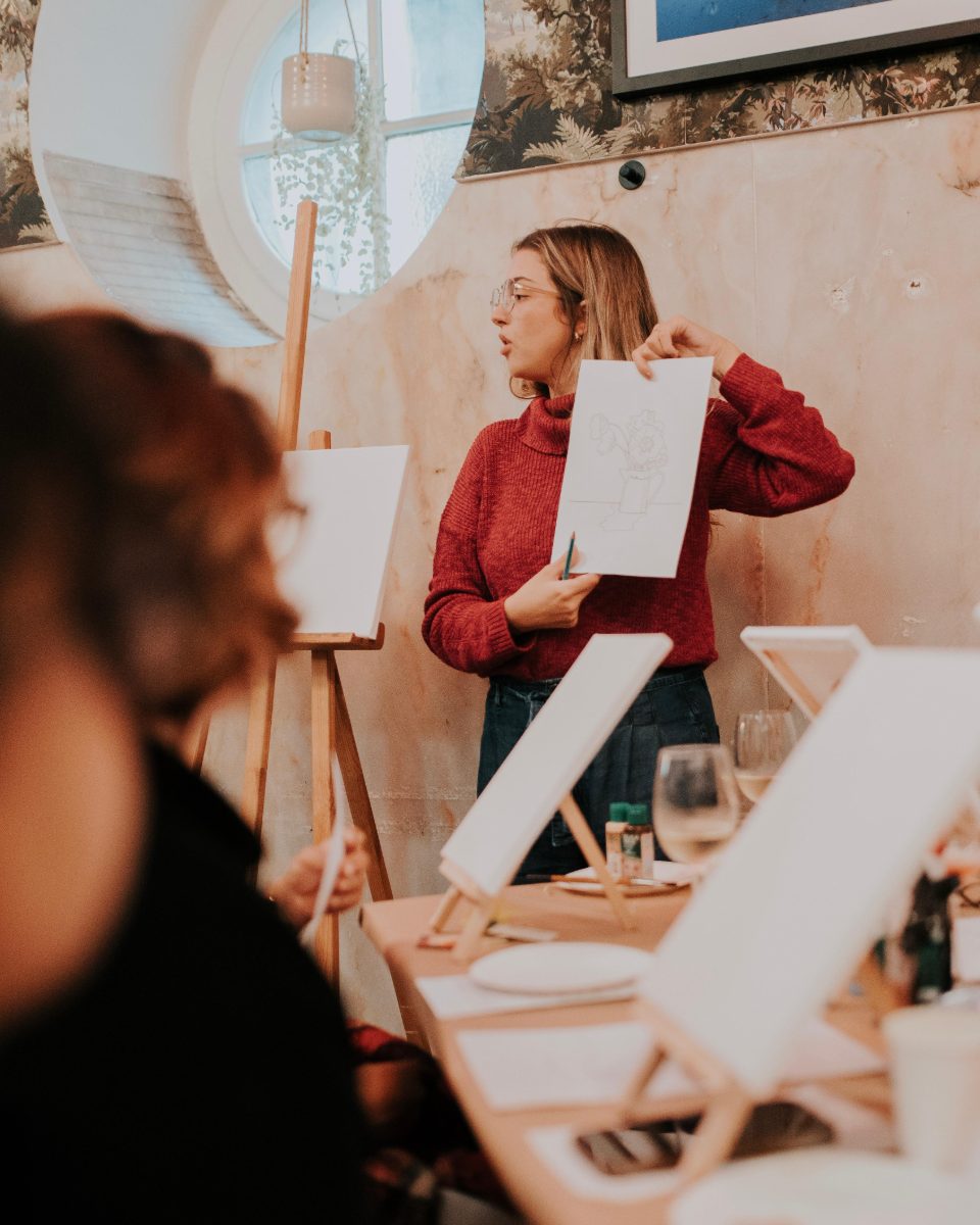 Luíza Rizzo demonstrating the line drawing to the group · Souluarte