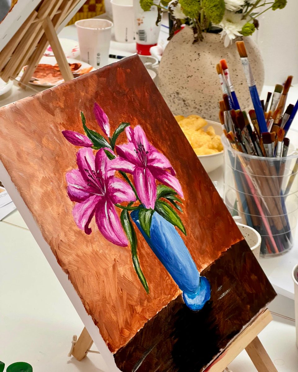 Close-up of a finished pink lily canvas in a blue vase · Souluarte