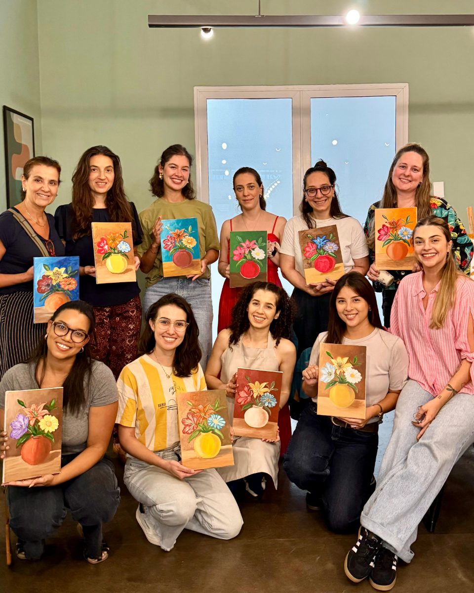 Group with their finished flower paintings after a workshop · Souluarte